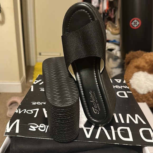 Brand New Fashion wedges size 42 and they are very classy and stylish - Picture 5 of 6